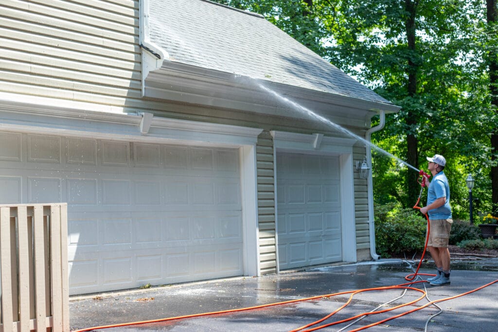 Keenwick house washing service in Arnold, MD – team cleaning home exterior
